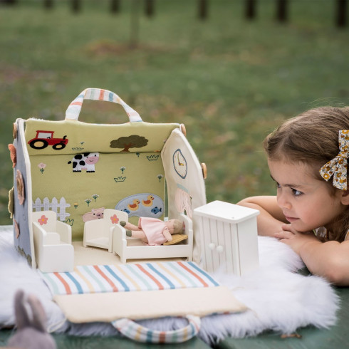 Domček pre bábiky s dreveným nábytkom