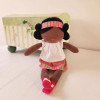 Látková bábika Chi Chi v darčekovej krabičke - Amy (čierne vlasy)