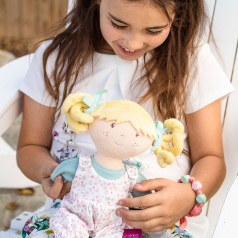 Látková panenka s náramkem - Lucy (blond vlasy)