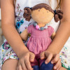Látková panenka s náramkem - Mandy (hnědé vlasy)