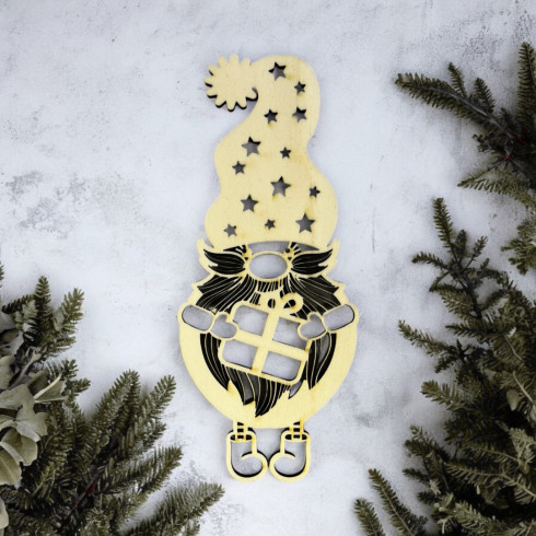 Drevená ozdoba - Veľký Trpaslík s darčekom 20 x 8,5cm