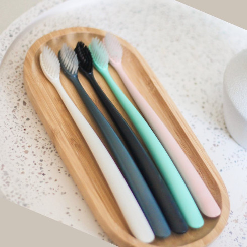 BIO Zahnbürste The Natural Family co. - Soft 2 Stück, schwarz & weiß