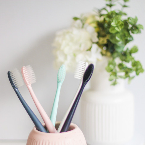 BIO Zahnbürste The Natural Family co. - Soft 2 Stück, schwarz & weiß