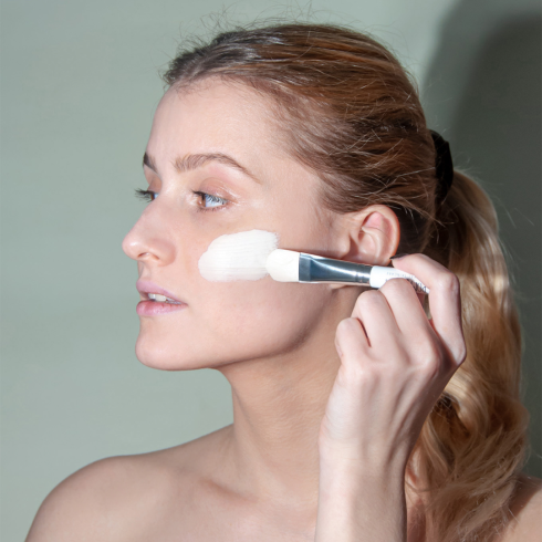 Štetec na make-up a masku na tvár Štetec na make-up a masku na tvár