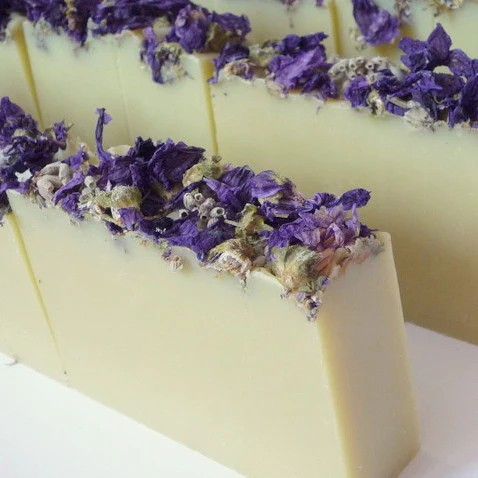 Přírodní mýdlo - Dvojitá levandule s květy 100g Přírodní mýdlo - Dvojitá levandule s květy 100g